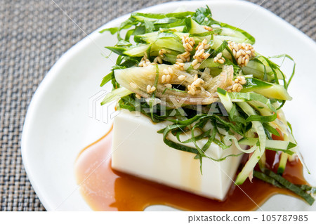 冷豆腐加大量黃瓜和野菜（茯苓和紫蘇）。 105787985