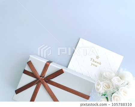 Light blue background present box & thank you card 105788310