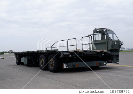 厚木基地部署的貨物裝載機 105789751