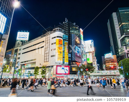 Shibuya scramble crossing on Saturday night *partially soft focus 105789919