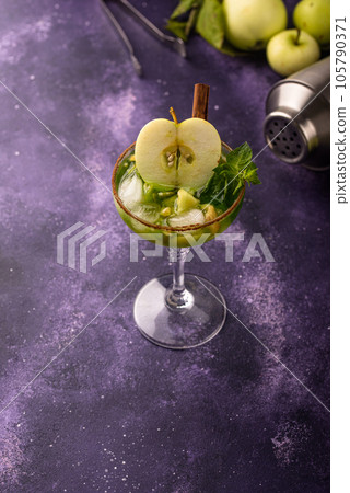 Apple alcoholic cocktail or mocktail Apple alcoholic cocktail or mocktail 105790371