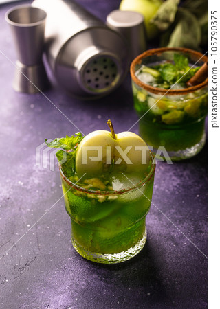 Apple alcoholic cocktail or mocktail Apple alcoholic cocktail or mocktail 105790375