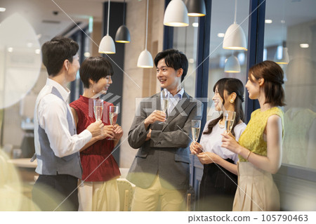 Reception party image Young men and women chatting with glasses 105790463