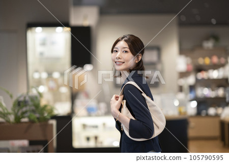 Arasa woman with a bag on her shoulder 105790595