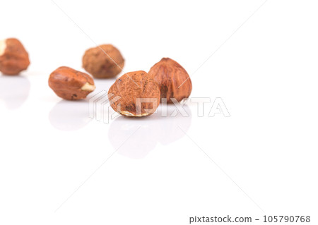 Heap of hazelnuts 105790768