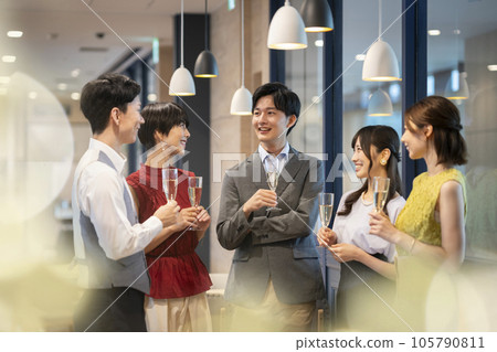Reception party image Young men and women chatting with glasses 105790811