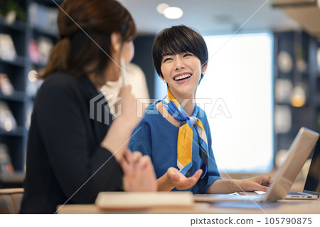 兩位女商人辦公室工作形象 105790875