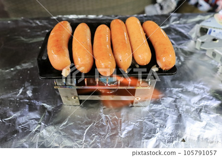 在迷你鐵板上烤的維納香腸 105791057
