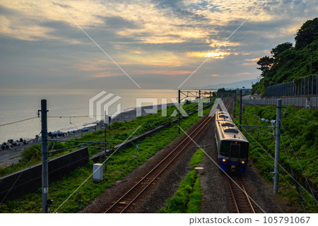 ET122 diesel train running on the Sea of Japan Hisui Line [Morning view] 105791067