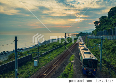 ET122 diesel train running on the Sea of Japan Hisui Line [Morning view] 105791247