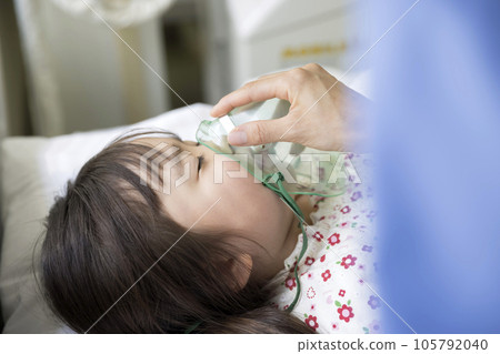 護士給疼痛的兒童患者戴上氧氣面罩 105792040