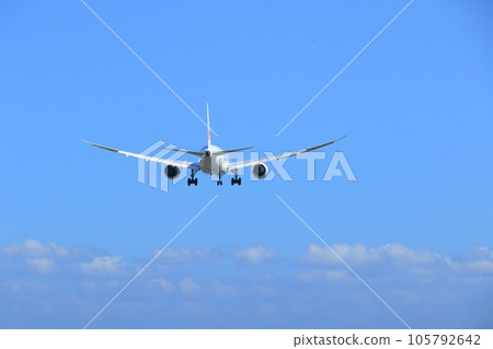 Passenger plane flying towards the summer sky Passenger plane approaching landing Passenger plane flying towards the summer sky Passenger plane approaching landing 105792642