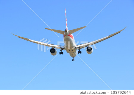 客機飛向夏日的天空 客機即將著陸 客機飛向夏日的天空 客機即將著陸 105792644