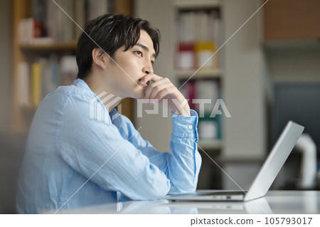 大學生在圖書館學習 大學生在圖書館學習 105793017