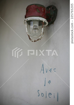 antique porch light 105793205