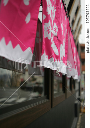 store window and noren 105793221