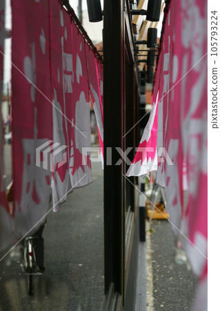 store window and noren 105793224