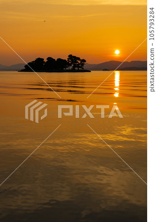 Matsue City, Shimane Prefecture: Sunset over Lake Shinji and the silhouette of Yomegashima Island 105793284