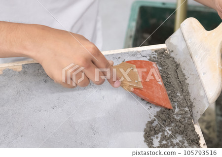 圖庫照片: 砂漿工匠的手 圖庫照片: 砂漿工匠的手 105793516