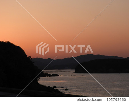 四月美麗的海濱夜景 四月美麗的海濱夜景 105793660