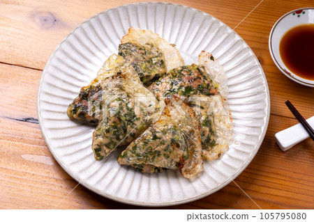 rice paper gyoza 105795080