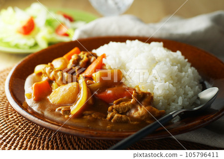 咖哩豬肉和蔬菜沙拉 105796411