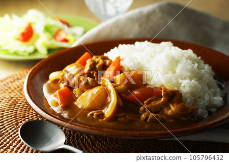 咖哩豬肉和蔬菜沙拉 105796452