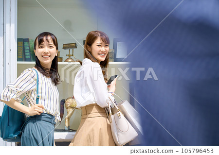 走在購物中心的年輕女子 105796453