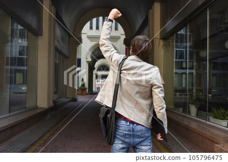 An employee of the office center was dismissed from his job 105796475