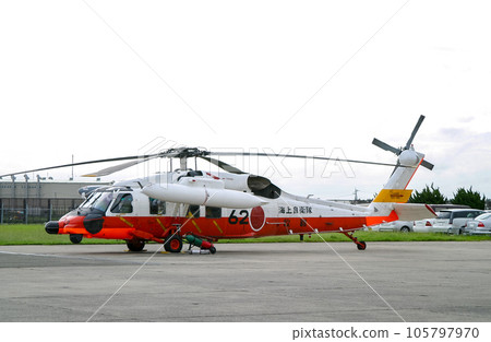 停放的海上自衛隊救援直升機UH-60J 105797970