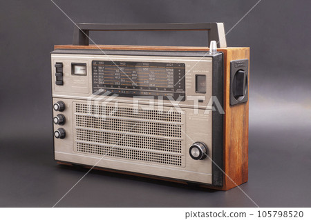 Old transistor radio. English translation 105798520