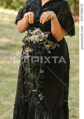 The bride holds her wedding bouquet in her hands 105798678