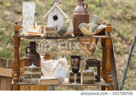 Various old things are randomly stacked on the shelves 105798786