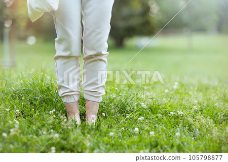 Closeup on female in white shirt 105798877