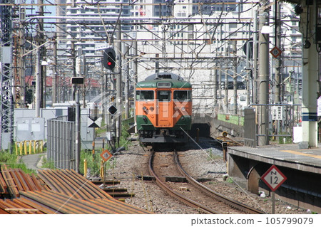 113系湘南色甲津～幕張（經東京、品川站橫須賀線月台）⑤ 105799079