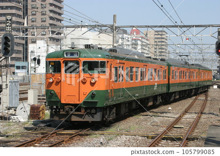 On-site forwarding due to the addition of Series 113 at Hiratsuka Station (S97 formation, Kuha 111-1604 top) (at Hiratsuka Station) 105799085