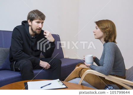 A young woman came to a consultation with a psychologist. A session with a psychotherapist 105799644