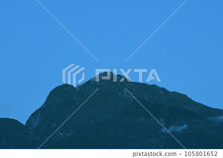 北斗市白州町，當天空開始變亮時，凱科馬七條小屋（圖像中心附近）的燈光隨著星星的流動而亮起。 105801652