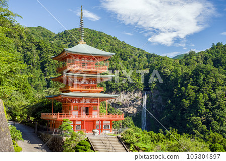 [Kumano Nachi Taisha] Three-storied Pagoda and Nachi Falls 105804897