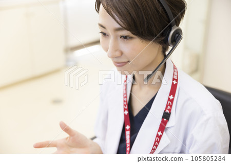A female doctor who asks a question in remote medical treatment 105805284