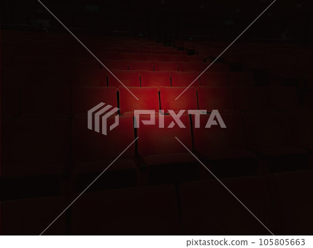 漂浮在電影院聚光燈下的紅色座椅 105805663