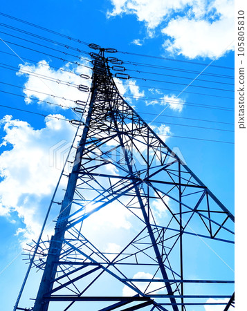 藍天映襯下的輸電塔 105805810