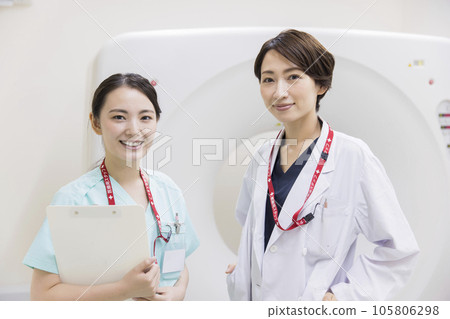 站在 CT 醫生面前的放射科醫生和護士 105806298
