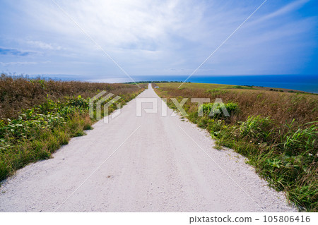 （北海道稚內）夏天的藍天、白色的道路 105806416