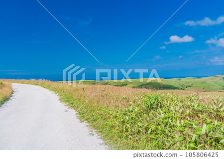(Hokkaido Wakkanai) Summer blue sky, white road (Hokkaido Wakkanai) Summer blue sky, white road 105806425