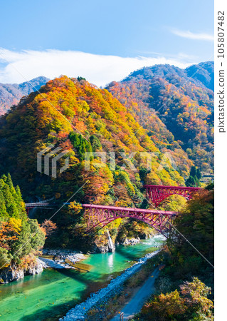 Kurobe Gorge in Autumn (Kurobe River and Yamabiko Bridge/Shinyamabiko Bridge) 105807482
