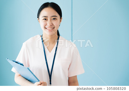 年輕女醫務工作者 105808320