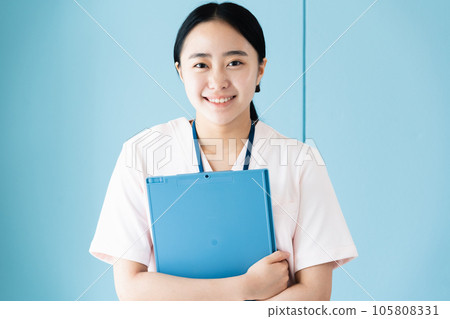 年輕女醫務工作者 105808331