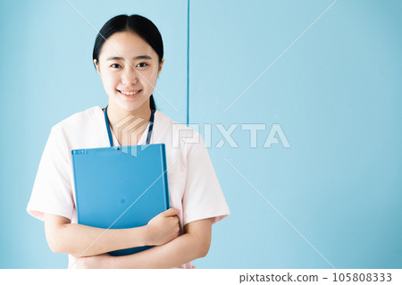 Young female medical worker 105808333