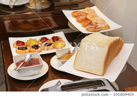 Sandwich bread 105809404